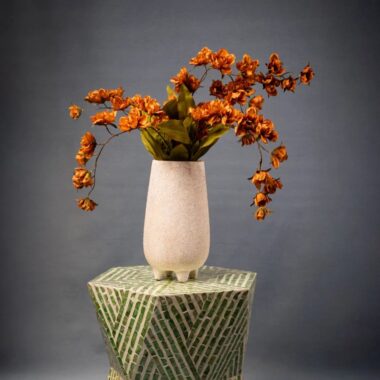 FLOR DELFINO DE SEDA OCRE