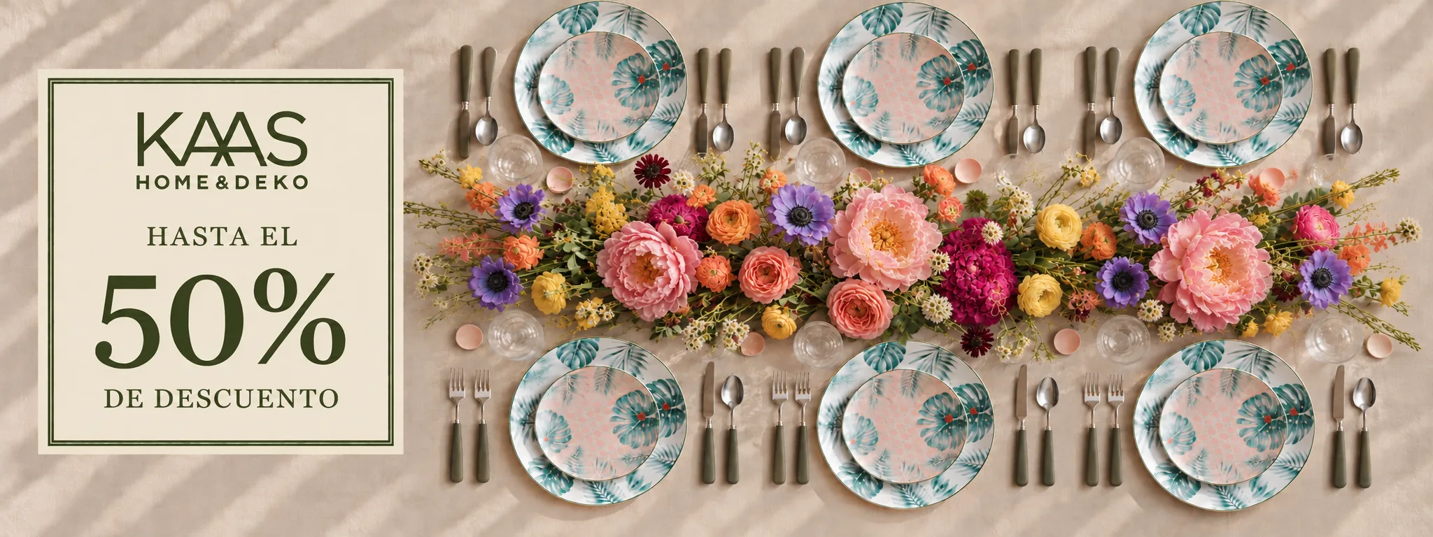 KAAS Home & Deko: hasta el 50% de descuento, mesa con vajilla y flores sobre mantel beige